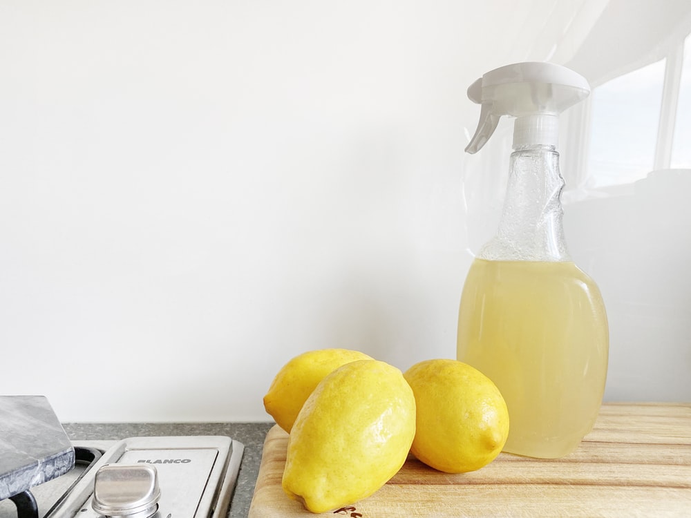 Лимон справляется с налетом на сантехнике на уровне чистящих средств