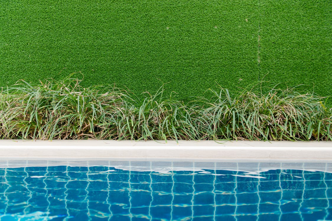 Не устанавливаете бассейн рядом с растениями и сооружениями, которые приведут к повреждению целостности материла бассейна