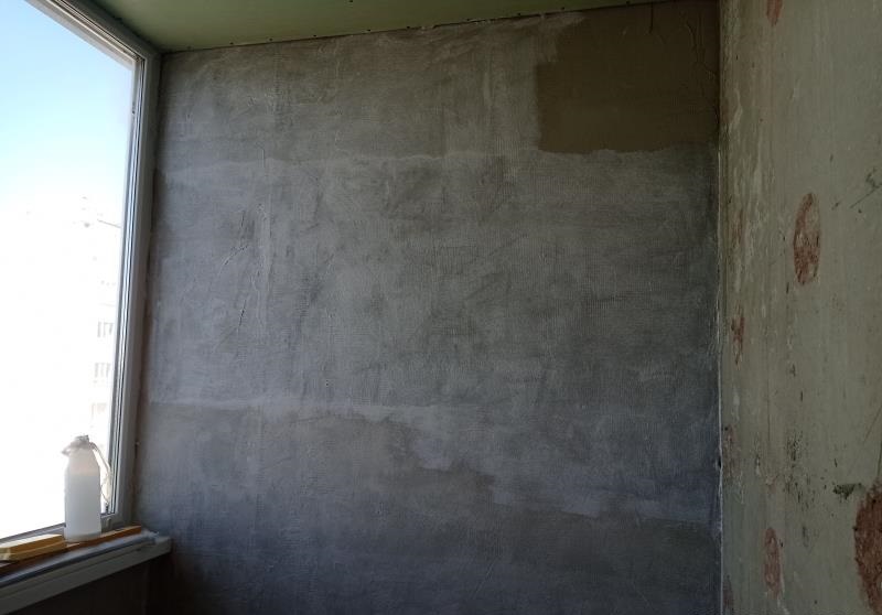 Нанесение бетоноконтакта на внутренние стены лоджии перед укладкой плитки