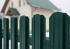 Евроштакетник П-образный фигурный, односторонний, винно-красный (RAL 3005),109х2000 мм