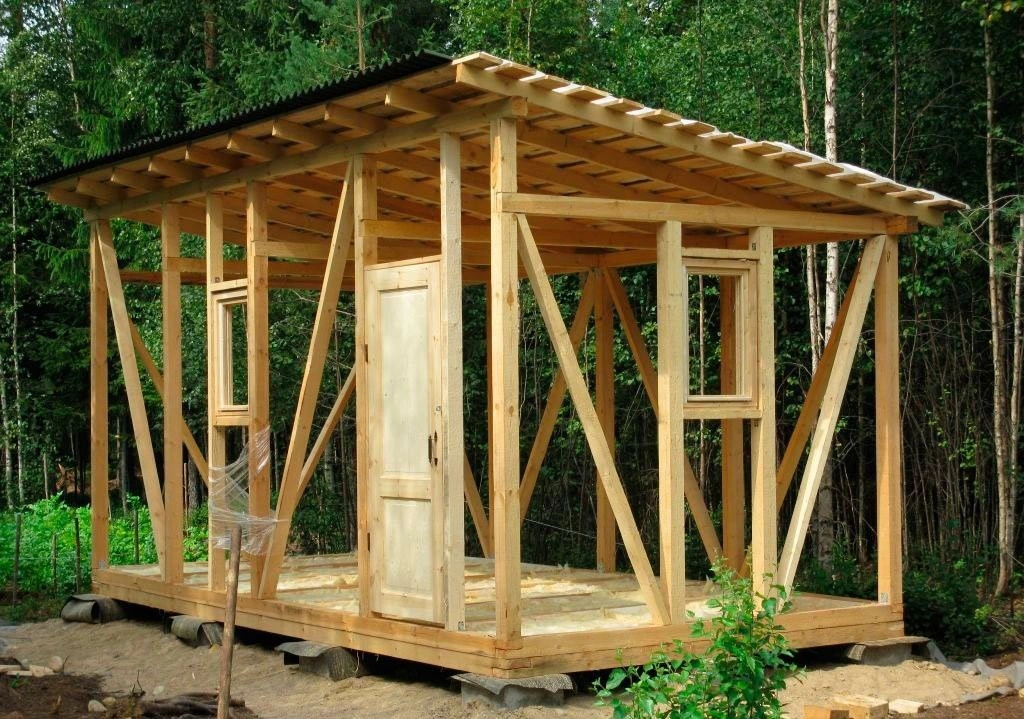 Строительство стен деревянного сарая - фото