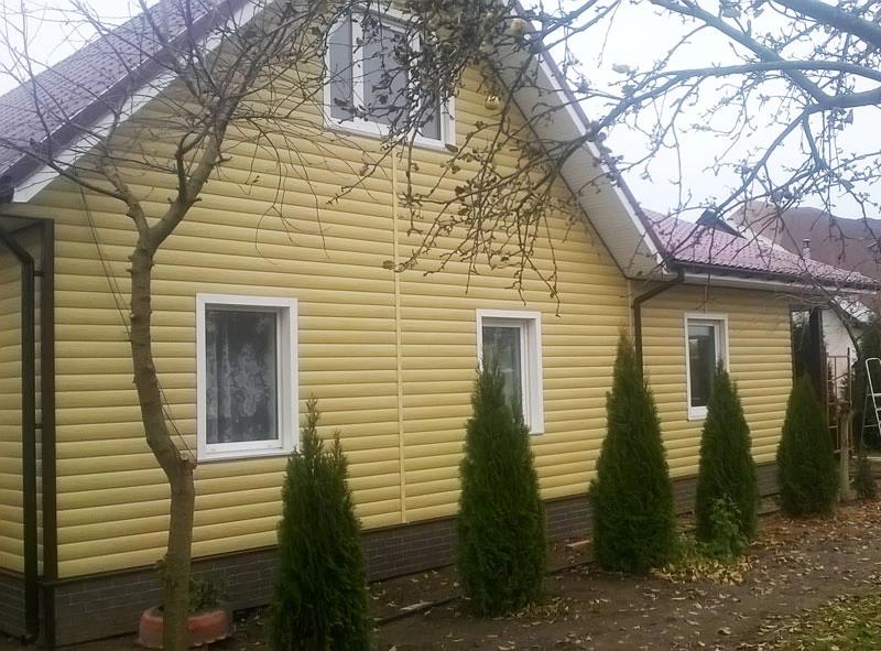 Так выглядит дом, обшитый сайдингом Docke LUX БлокХаус 3600х243 мм