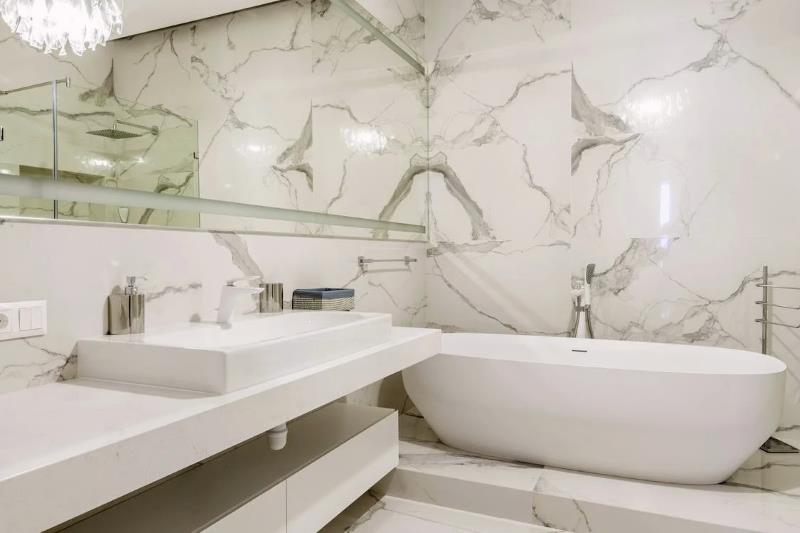 Ванная комната, облицованная обрезным керамогранитом